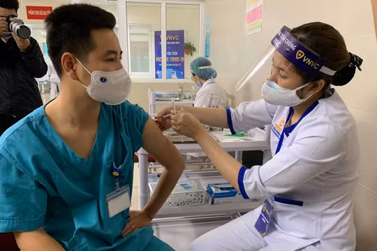 10 nhân viên y tế Bệnh viện Thanh Nhàn gặp phản ứng sau khi tiêm vắc xin Covid-19