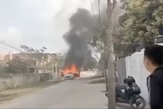 Nghệ An: Ô tô đỗ bên đường bốc cháy dữ dội, chủ nhân bất lực đứng nhìn