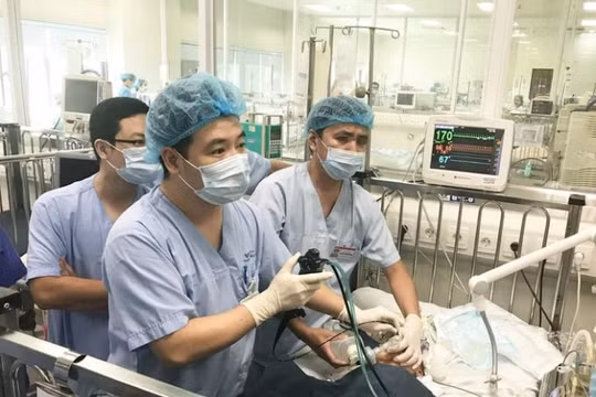 Sặc hạt điều, một bé trai 2 tuổi nguy kịch đến tính mạng