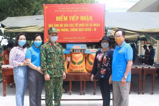 Thừa Thiên Huế: Cụ bà 75 tuổi đập heo đất để mua gạo hỗ trợ khu cách ly