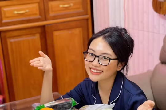 Phương Mỹ Chi được đàn chị H'Hen Niê trao đồ tiếp tế trong khu phong toả