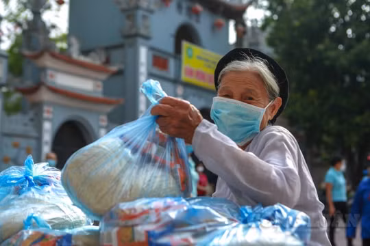 Hà Nội: Phát gạo, mì tôm miễn phí cho những người gặp khó khăn trên địa bàn phường Phú Đô
