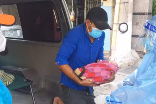 Sản phụ sinh con tại chốt kiểm soát dịch Covid-19