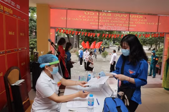 Sinh viên phấn khởi lần đầu được đi bỏ phiếu, thực hiện quyền công dân thiêng liêng