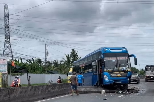 Tiền Giang: Xe khách đâm vào dải phân cách, khiến giao thông ùn tắc nghiêm trọng