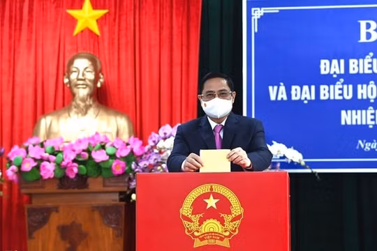 Thủ tướng Phạm Minh Chính hoàn thành việc bỏ phiếu bầu cử tại TP. Cần Thơ