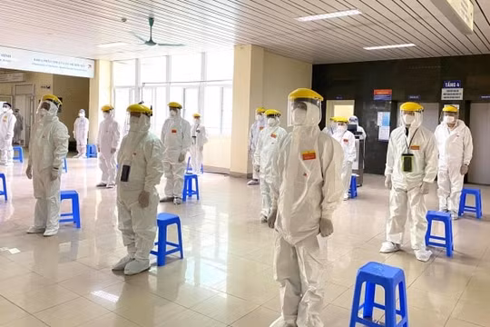 Xúc động hình ảnh cử tri là bệnh nhân, nhân viên y tế bỏ phiếu tại khu cách ly
