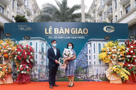 Nỗ lực vượt “bão” Covid, Him Lam Vạn Phúc chào đón những cư dân đầu tiên