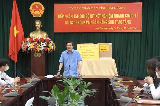 Trao tặng tỉnh Hải Dương 150.000 bộ kít xét nghiệm nhanh Covid-19