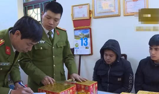 Bắt quả tang các đối tượng vận chuyển hơn 100 bệ pháo hoa nổ trái phép