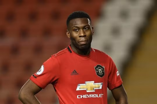 Hậu vệ của MU cập bến Bayer Leverkusen
