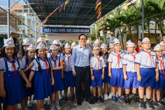 Bộ trưởng Phùng Xuân Nhạ: Sỹ số học sinh đông ảnh hưởng đến triển khai chương trình mới