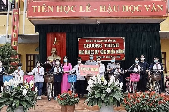 Báo Xây dựng tổ chức trao tặng xe đạp tại xã Đồng Lạc, tỉnh Hải Dương