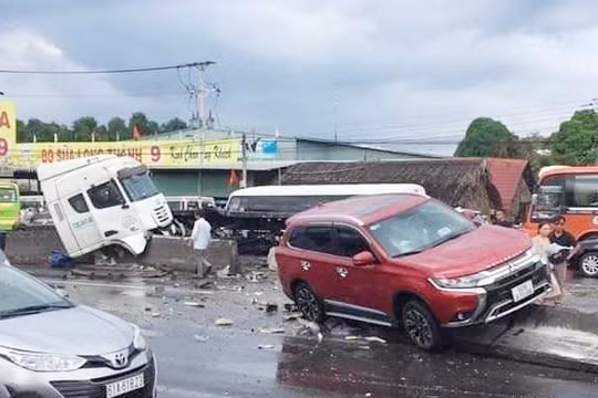 Đồng Nai: Cuộn thép rơi xuống đường, ôtô lao lên dải phân cách