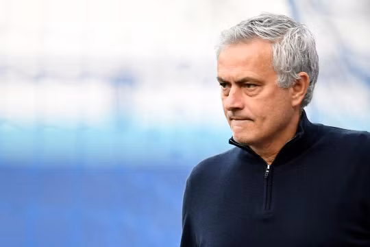 HLV Jose Mourinho thoát cảnh thất nghiệp
