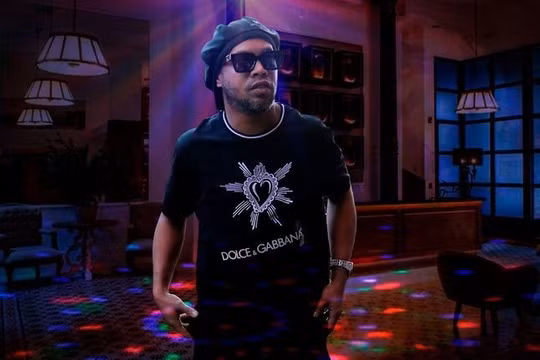 Ronaldinho có cuộc sống bê tha