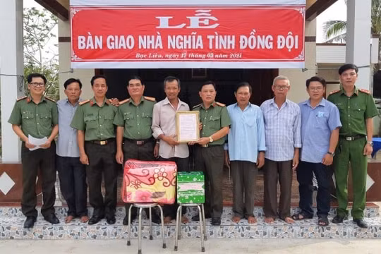 Công an tỉnh Bạc Liêu bàn giao nhà nghĩa tình đồng đội cho gia đình liệt sĩ