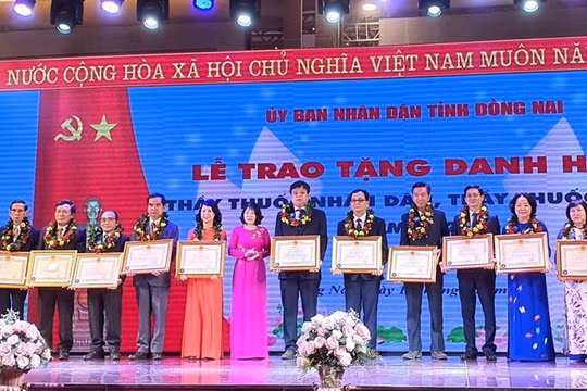 Trao tặng danh hiệu "Thầy thuốc Nhân dân" cho Giám đốc Sở Y tế Đồng Nai