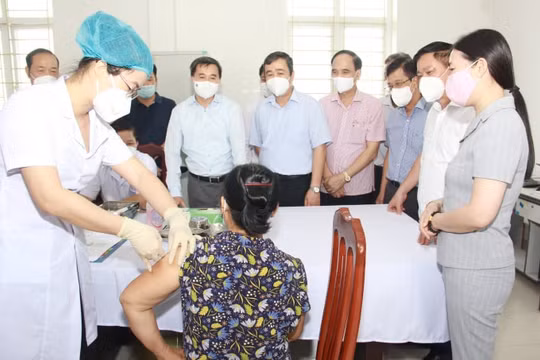 Tiêm thử nghiệm giai đoạn 2 vắc xin COVIVAC tại Thái Bình