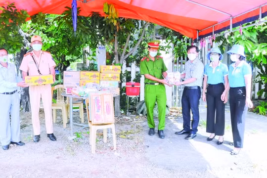 Bài 7: Lấy rèn luyện về tư tưởng, chính trị, đạo đức nghề làm trung tâm