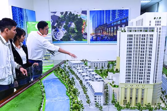 Doanh nghiệp bất động sản “khát vốn”, phát hành ồ ạt trái phiếu lãi suất cao: Nguy hiểm rình rập nhà đầu tư
