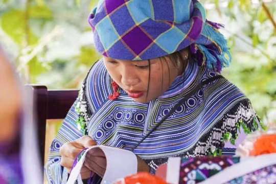 Phục trang phụ nữ Mông Hoa – Di sản văn hóa phi vật thể