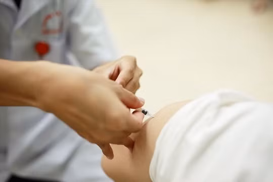 Hà Nội: Cho phép người nhập cảnh tiêm đủ liều vắc xin COVID-19 cách ly tập trung 7 ngày