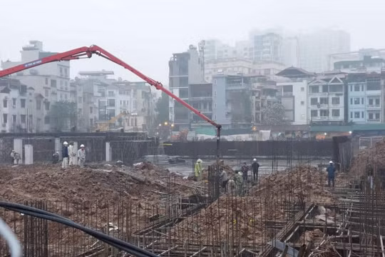 Cầu Giấy (Hà Nội): Dự án thi công trường học bị “tố” đổ bê tông dưới mưa, không đảm bảo an toàn lao động!
