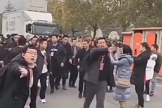 Lưu Đào thuê 20 người bảo vệ mình khi dự sự kiện