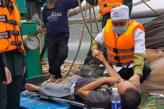 Cứu thành công 8 thuyền viên gặp nạn đắm tàu ngoài khơi
