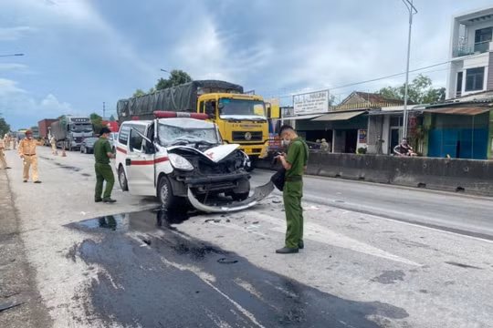 Xe cứu thương tông đuôi xe tải trên quốc lộ 1 khiến 5 người bị thương