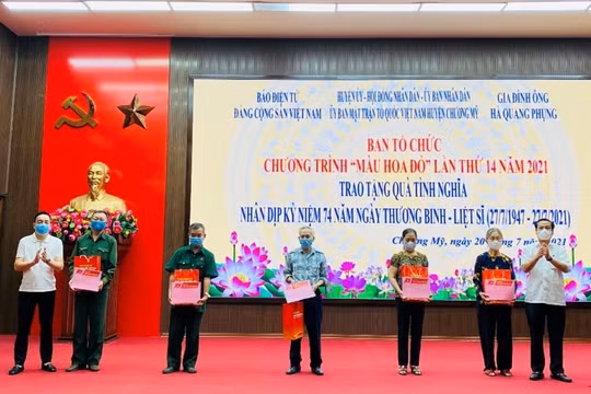 Báo điện tử Đảng Cộng sản Việt Nam tặng quà cho các gia đình chính sách, người có công với cách mạng