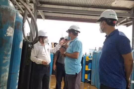 Bộ Y tế yêu cầu doanh nghiệp tăng cường sản xuất không để thiếu oxy