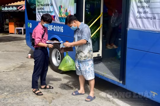 'Hô biến' xe buýt thành siêu thị di động chở đầy ắp rau củ bán cho người dân TP. HCM