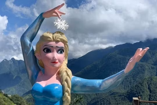 Lào Cai: Xử phạt và vận động tháo dỡ tượng Elsa