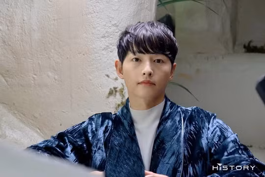 Nhan sắc trẻ trung của Song Joong Ki khiến dân tình phát sốt