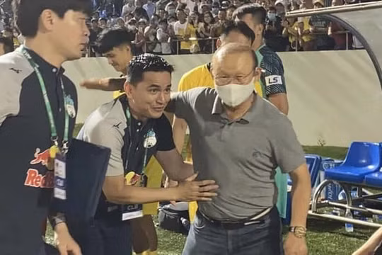 HLV Park Hang Seo nói gì với Kiatisuk khi HAGL dẫn đầu V.League?