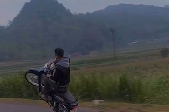 Cao Bằng: Triệu tập quái xế chạy xe mô tô bằng một bánh