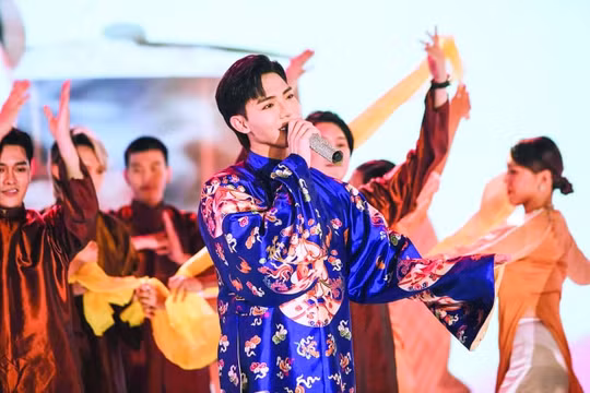 Erik - Từ “Hoàng tử nhạc phim” đến quán quân “The Heroes 2021"