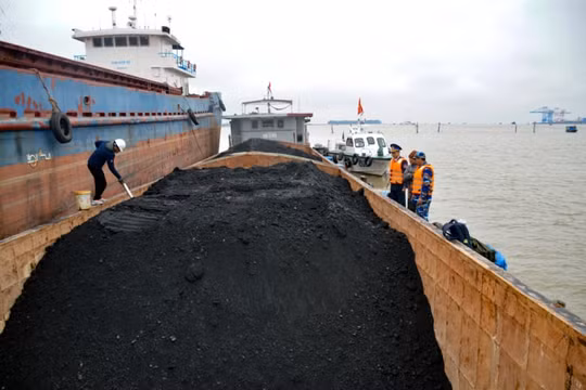 Ngăn chặn hoạt động buôn lậu xăng dầu, than trên các tuyến biên giới, vùng biển