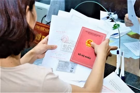 Hà Nội bỏ quy định thu phí cấp đổi sổ hộ khẩu, sổ tạm trú