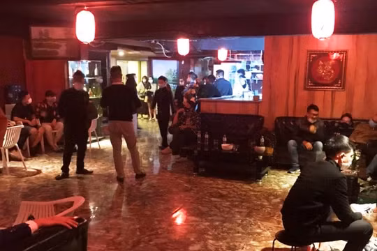 Hoạt động karaoke tại Hà Nội phức tạp, lực lượng chức năng vất vả để xử lý