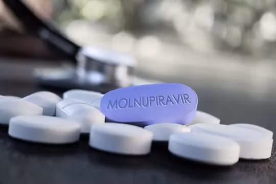 Thuốc molnupiravir giúp hạn chế người nhiễm COVID-19 chuyển nặng