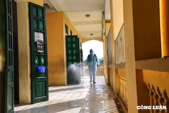 Hà Nội: Các trường học ngoại thành phun khử khuẩn chờ đón học sinh trở lại