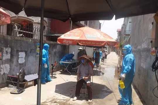 Nắng nóng gay gắt những "chiến binh " áo trắng vẫn khẩn trương lấy mẫu xét nghiệm Covid-19 tại Bắc Ninh