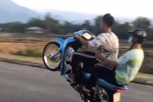 Yên Bái: Nam thanh niên bốc đầu xe máy bị xử phạt 4,2 triệu đồng