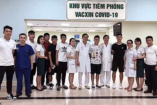 ĐT Việt Nam hoàn thành tiêm vắc xin Covid-19