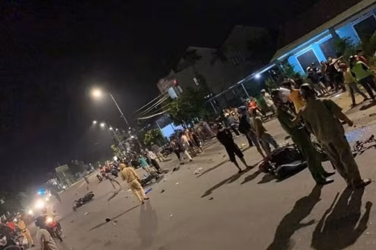 Quảng Nam: Ô tô tông hàng loạt xe máy, 3 người thương vong