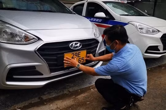 Ô tô kinh doanh vận tải tại Hà Nội đổi biển số màu vàng còn hạn chế
