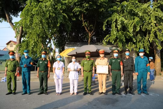 UBND TP Hà Nội tặng bằng khen cho lực lượng làm nhiệm vụ tại 22 chốt kiểm soát dịch